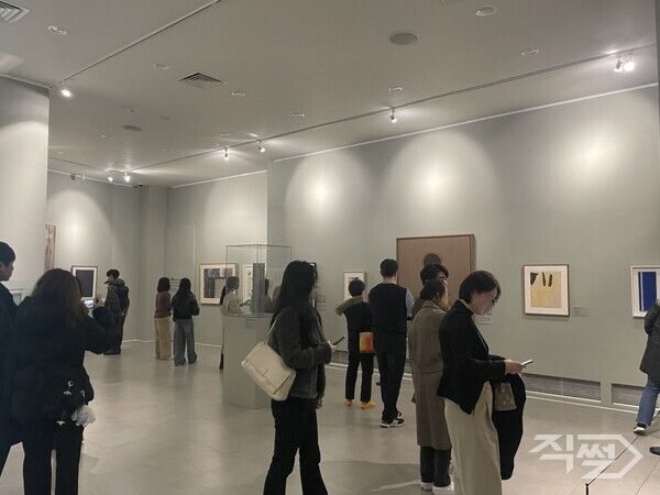 서울 노원아트뮤지엄에서 열리고 있는 ‘뉴욕의 거장들: 잭슨 폴록과 마크 로스코의 친구들’ 전시에 방문한 관람객들. [이엔에이파트너스]