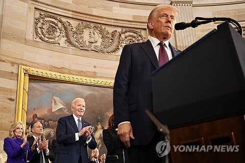 도널드 트럼프 제47대 미국 대통령(사진 오른쪽)이 2025년 1월 20일(현지시간) 미국 수도 워싱턴DC의 연방의회 의사당 중앙홀(로툰다)에서 취임 연설을 하는 가운데, 전 대통령 부인 질 바이든(왼쪽 아래 구석), 전 부통령 남편 더그 엠호프(질 바이든의 오른쪽), 조 바이든 전 대통령(사진 왼쪽 가운데 아래)이 박수를 치고 있다. [AFP 연합뉴스]