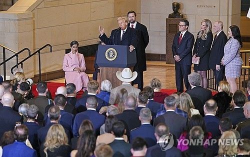 도널드 트럼프 미국 대통령은 20일(현지시간) 연방의회 의사당 중앙홀(로툰다)에서 진행된 취임식을 마치고, 취임식 현장에 입장하지 못한 사람들을 위해 취임식 장면을 생중계했던 의사당 내의 노예해방홀을 찾아 또 연설했다. [UPI 연합뉴스]