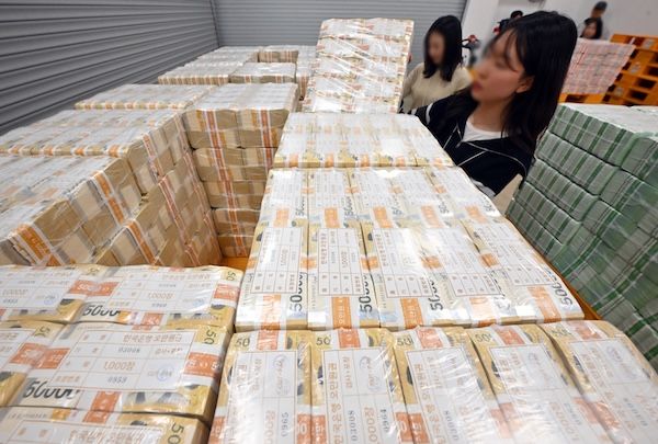 한국은행 경기본부 직원들이 지난 14일 시중은행에 공급될 설 자금을 점검하고 있다. [연합뉴스]