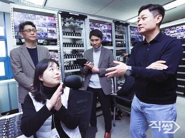 홍범식 LG유플러스 사장이 올해 들어 첫 현장 경영으로 대전 유성구에 위치한 LG유플러스 ‘대전 R&D 센터’를 직접 방문해 현장을 살피고 임직원과 대화하는 시간을 가졌다. [LG유플러스]