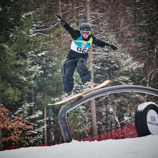 플레이윈터 스노보드 아카데미 설상강습을 받고 있는 참가자. [플레이윈터]