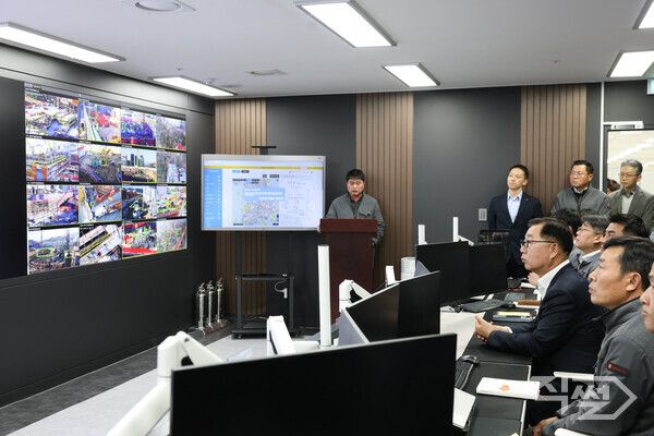 박현철 롯데건설 부회장이 서초구 잠원동 본사에 위치한 AI안전상황센터에서 현장을 점검하고 있다 [롯데건설]