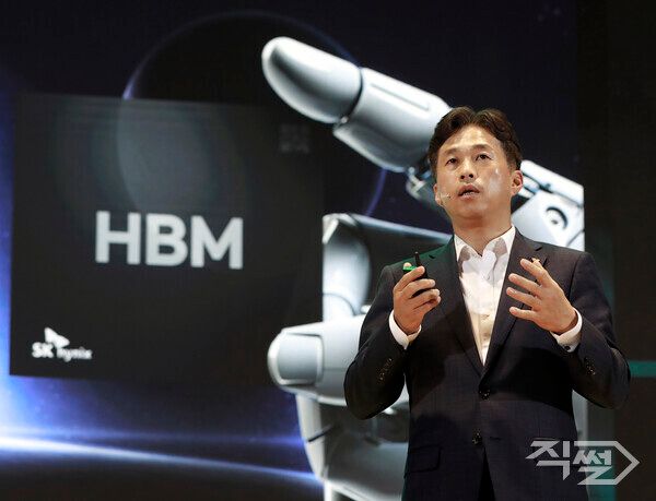 SK하이닉스 곽노정 대표이사 사장이&nbsp;4일 서울 삼성동 코엑스에서 열린 ‘SK AI&nbsp;서밋&nbsp;2024’에서 ‘차세대&nbsp;AI&nbsp;메모리의 새로운 여정,&nbsp;하드웨어를 넘어 일상으로’를 주제로 기조연설을 진행하고 있다. [SK하이닉스]