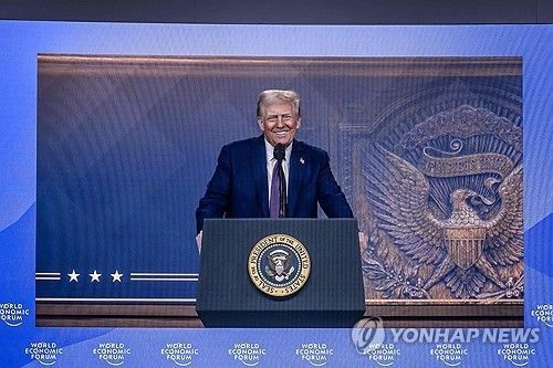 다보스포럼에서 화상으로 발언하는 트럼프. [AFP 연합뉴스]