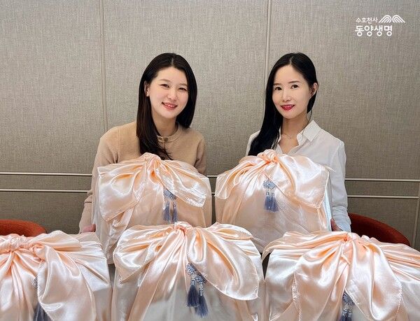 동양생명은&nbsp;지난 23일 을사년 첫 명절인 설’을 맞아 독거 어르신들을 위해 한파 대비 용품을 담은 ‘훈훈한 수호천사’ 패키지를 전달했다. [동양생명]