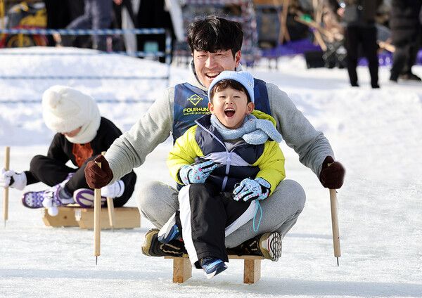 올해 연말정산에선 자녀세액공제 한도가 확대됐다.지난 19일 오후 강원 평창군 진부면 오대천 일원에서 열린 에서 어린이가 아빠와 함께 얼음썰매를 즐기고 있다. [연합뉴스]