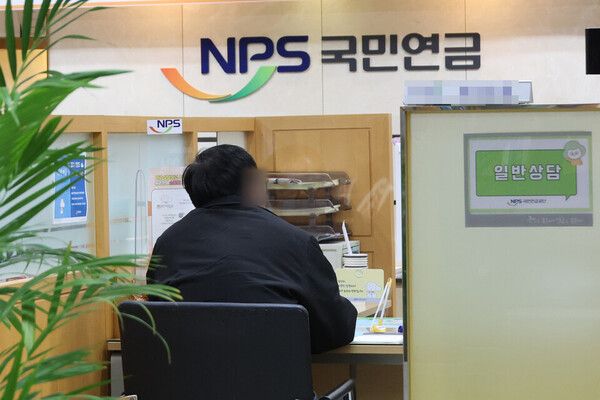 26일 국회 보건복지위원회 소속 더불어민주당 강선우 의원실이 보건복지부로부터 받은 자료에 따르면 월급 300만원을 받는 1995년생이 26년간 국민연금 보험료를 납부하고 수급 개시연령인 65세가 되는 2060년에 받는 월 연급액은 304만원이다. [연합뉴스]