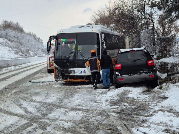 28일 오전 충남 보령시 청소면 서해안고속도로에서 서울 방향으로 가던 고속버스와 스포츠유틸리티 차량이 추돌해 소방 구조대원들이 사고 수습에 나서고 있다. [충남 보령소방서]