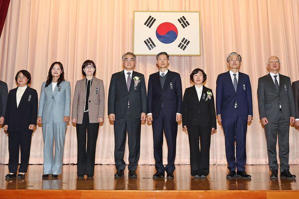 지난 2일 오전 서울 종로구 헌법재판소에서 열린 헌법재판관 취임 및 시무식에서 헌법재판관들이 기념 촬영을 하고 있다. 왼쪽부터 김복형, 정정미, 이미선 헌법재판관, 조한창 신임 헌법재판관, 문형배 헌법재판소장 권한대행, 정계선 신임 헌법재판관, 김형두 헌법재판관, 정형식 헌법재판관. [연합뉴스]
