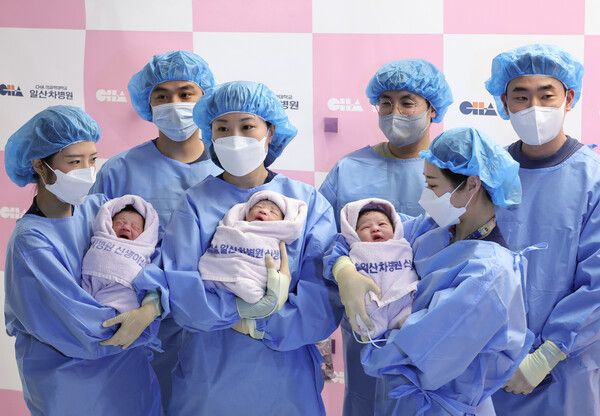 2025년 을사년(乙巳年) 새해 첫날인 지난 1일 오전 경기도 고양시 일산차병원에서 갓 태어난 태명 딩굴이(오른쪽부터), 꼬물이, 니케가 간호사들의 품에 안겨 있다.[연합뉴스]