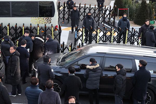 윤석열 대통령의 체포영장을 집행하기 위해 나선 고위공직자범죄수사처 수사관들을 태운 차량이 3일 서울 한남동 대통령 관저 입구에 도착해 대기하고 있다. [연합뉴스]