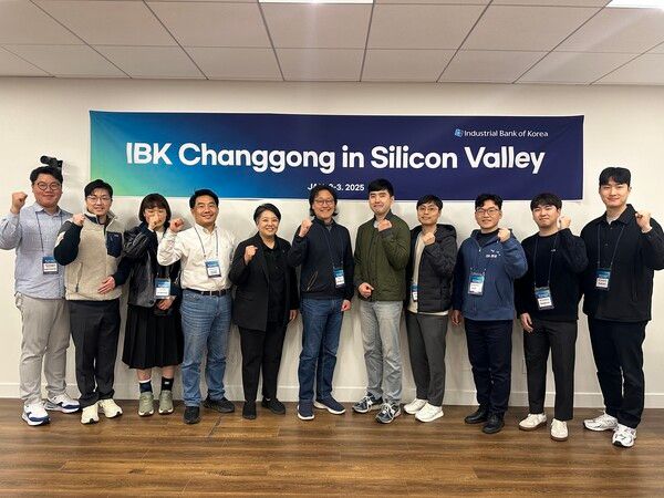 지난 2일 IBK창공 실리콘밸리 데스크에서 열린 ‘CES 2025 참가기업을 위한 현지 프로그램’에서 참가기업 관계자들이 기념촬영을 하고 있다. [IBK기업은행]
