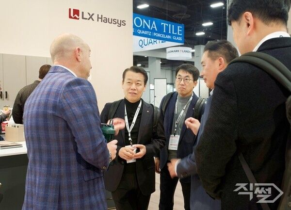 LX하우시스 노진서 사장(사진 왼쪽 2번째)이 'TISE 2025' 전시회에서 LX하우시스 전시관을 살펴보고 있는 모습. [LX하우시스]