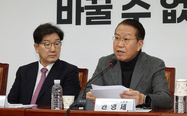 권영세 국민의힘 비상대책위원장(오른쪽)이 31일 국회에서 열린 비상대책위원 회의에서 발언하고 있다. [연합뉴스]