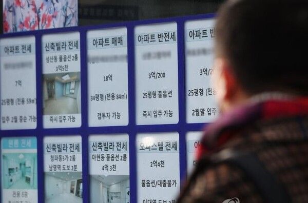 서울 시내 한 부동산에 붙은 전월세 광고 [연합뉴스]