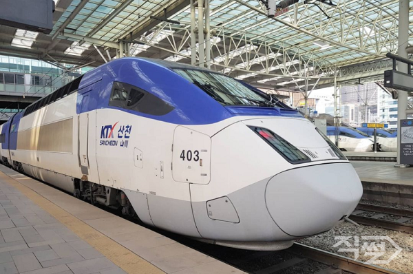 KTX 열차가 플랫폼으로 들어오고 있다.[코레일]
