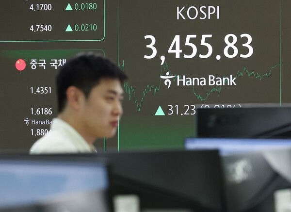 1일 서울 중구 하나은행 딜링룸 모습. [연합뉴스]