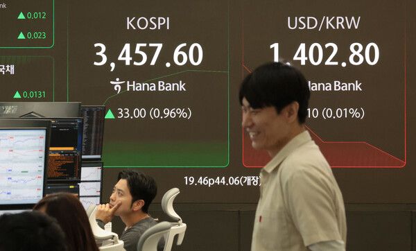 1일 서울 중구 하나은행 딜링룸 모습. [연합뉴스]