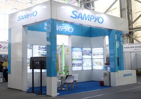 삼표는 지난 24일부터 27일까지 강원도 삼척시 정라지구 도시재생 사업지 일원에서 열린 ‘2025 대한민국 도시·지역혁신 산업박람회’에서 홍보 부스 운영을 통해 성수·삼척 개발 프로젝트를 소개했다. [삼표]