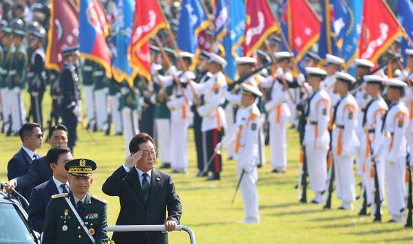 이재명 대통령이 1일 충남 계룡대 대연병장에서 열린 건군 77주년 국군의 날 기념행사에서 열병차량에 탑승해 거수경례하고 있다. [이하 연합뉴스]