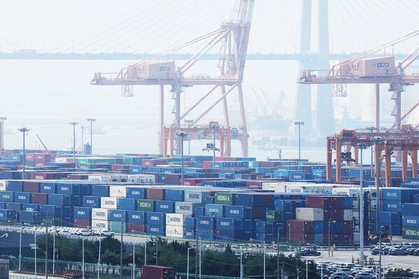 경기도 평택항에 쌓여 있는 컨테이너. [연합뉴스]