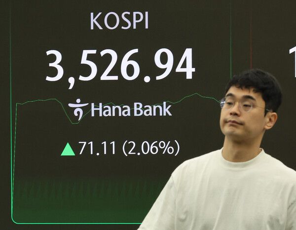 &nbsp;코스피가 사상 최초로 장중 3500선을 돌파한 지난 2일 서울 중구 하나은행 딜링룸 모습. [연합뉴스]