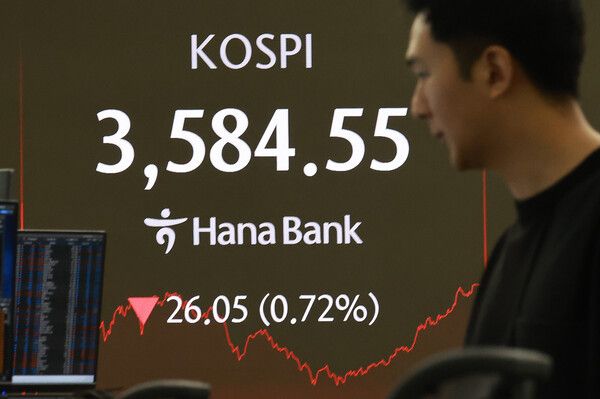 13일 서울 중구 하나은행 딜링룸 모습. [연합뉴스]