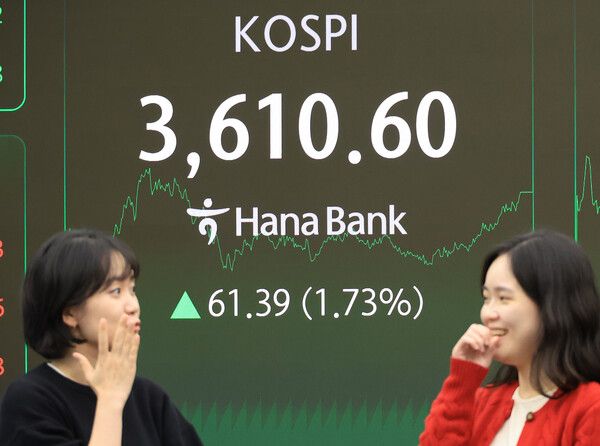 사상 처음 3600선을 돌파한 지난 10일 서울 중구 하나은행 본점 딜링룸 모습. [연합뉴스]