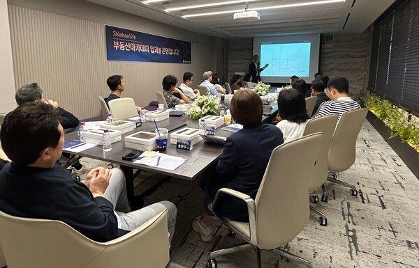 지난 9월 진행한 신한라이프 ‘2025 WM 부동산 아카데미’에서 고객들이 전문 강사의 강의를 듣고 있다. [신한라이프]