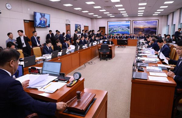 13일 서울 여의도 국회에서 열린 국토교통부 등에 대한 국토교통위원회 국정감사에서 맹성규 국토교통위원장이 국정감사 개시를 선언하며 의사봉을 두드리고 있다. [연합뉴스]