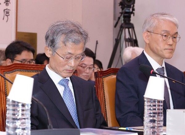 조희대 대법원장이 13일 서울 여의도 국회에서 열린 대법원 등에 대한 법제사법위원회 국정감사에 참석해 잠시 고개를 숙이고 있다. [연합뉴스]