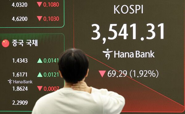 13일 서울 중구 하나은행 딜링룸 모습. [연합뉴스]