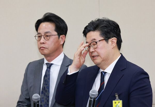 조좌진&nbsp;롯데카드 대표이사(왼쪽)와 김병주 MBK파트너스 회장이 14일 서울 영등포구 여의도 국회에서 열린 공정거래위원회, 개인정보보호위원회 등에 대한 정무위원회 국정감사에 증인으로 출석해 발언대에 자리하고 있다. [연합뉴스]