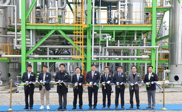 (왼쪽에서 6번째)김태영 과학기술정보통신부 과장, (왼쪽에서 5번째)김재영 현대건설 기술연구원장 등을 비롯한 주요 관계자들이 ‘CO2 포집·액화 통합공정 실증시설 준공식’ 기념사진을 촬영하고 있다. [현대건설]