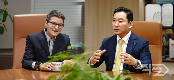 김성환 한국투자증권 사장(오른쪽)과 로빈 그루(Robyn Grew) MAN그룹 CEO가 15일 서울 여의도 한국투자증권 본사에서 만나 글로벌 금융상품 확대 및 협력 방안을 논의하고 있다. [한국투자증권]