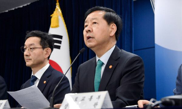 구윤철 부총리 겸 기획재정부 장관이 15일 오전 서울 종로구 정부서울청사에서 열린 ‘주택시장 안정화 대책 관련 관계부처 합동 브리핑’에서 주요내용을 발표하고 있다.기획재정부