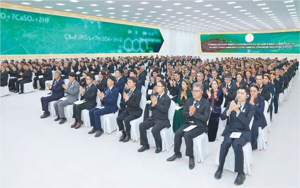 정원주 회장 및 임직원들이 투르크메니스탄 미네랄 비료 플랜트 기공식에 참석하고 있다. [대우건설]