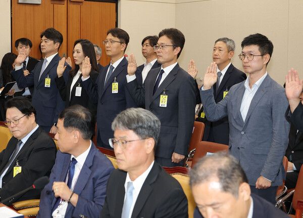 14일 서울 여의도 국회 과학기술정보방송통신위원회에서 열린 2025년도 국정감사에서 우영규 카카오 부사장, 박대준 쿠팡 대표이사, 이상록 한국TV홈쇼핑 협회장, 이현석 KT 부사장을 비롯한 참석 증인들이 선서를 하고 있다. [연합뉴스]