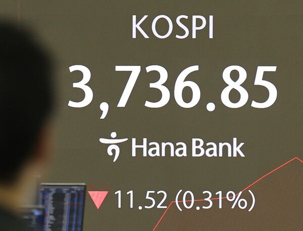 17일 서울 중구 하나은행 딜링룸 모습. [연합뉴스]