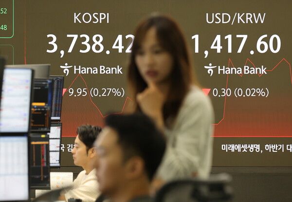 17일 서울 중구 하나은행 딜링룸 모습. [연합뉴스]