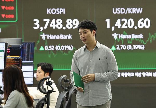 17일 서울 중구 하나은행 딜링룸 모습. [연합뉴스]