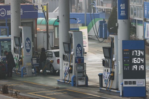 &nbsp;국제유가와 원달러 환율이 동반 상승하면서 지난 9월 수입물가가 올랐다. 서울 시내 주유소. [연합뉴스]