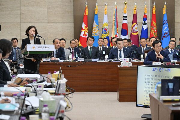 이재명 정부 첫 국정감사가 시작된 13일 서울 용산구 국방부 청사에서 열린 2025 국방부 국정감사에서 황성혜&nbsp;구글코리아&nbsp;부사장이 참고인으로 출석, 의원 질의에 답하고 있다. [연합뉴스]