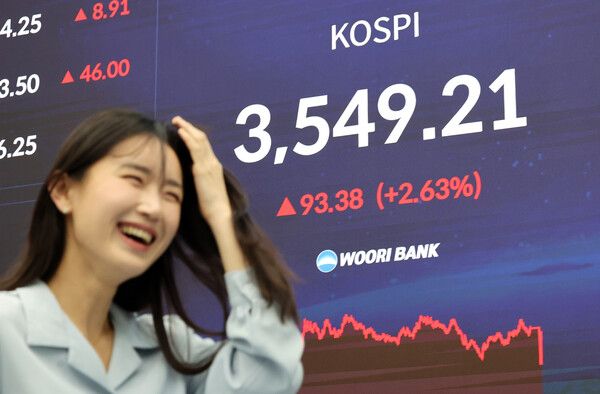 2일 오후 서울 중구 우리은행 딜링룸 모습. [연합뉴스]