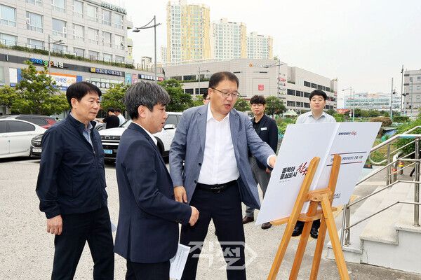 진해동부권 생활문화센터 건립 현장 점검 모습. [창원시]