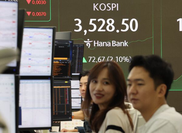 2일 서울 중구 하나은행 딜링룸 모습. [연합뉴스]