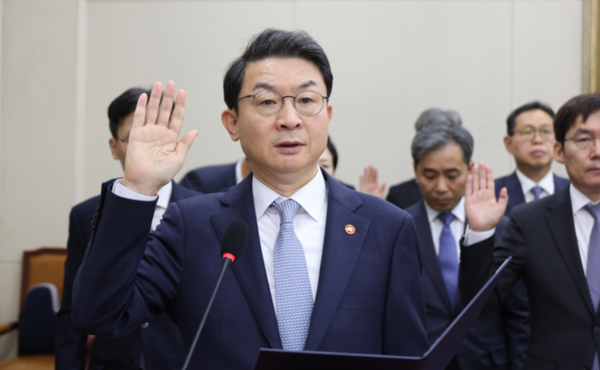 이억원 금융위원장이 20일 서울 여의도 국회 정무위원회에서 열린 금융위원회 등에 대한 국정감사에서 선서하고 있다. [연합뉴스]