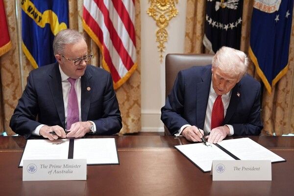 도널드 트럼프 미국 대통령이 20일(현지시간) 백악관에서 앤서니 앨버니즈 호주 총리와 정상회담 뒤 핵심 광물과 희토류에 관한 협정에 서명하고 있다. [연합뉴스]
