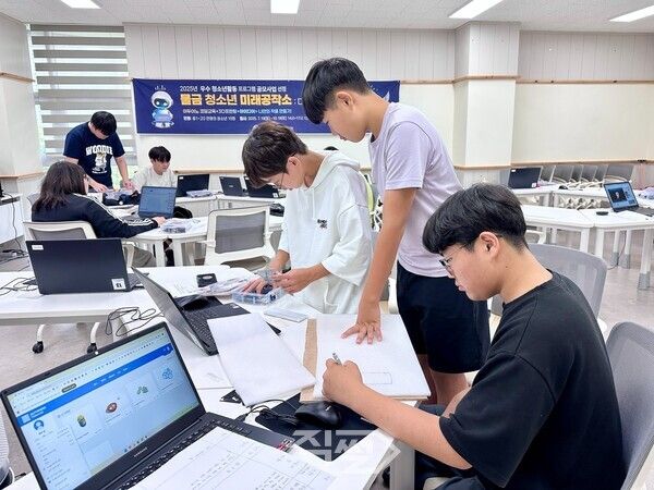 물금청소년문화의집에서 열린 ‘미래공작소 다잇데이’ 참가 청소년들이 창작 작품을 만들고 있다. [양산시]